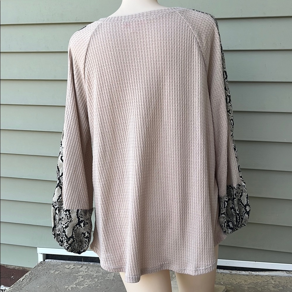 Extremely soft Hailey & Co python print blouse - Picture 10 of 13